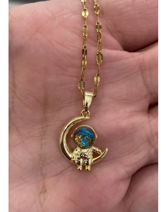 Astronot ve Ay Figürlü Altın Renk Kolye - Uzay Temalı Tasarım