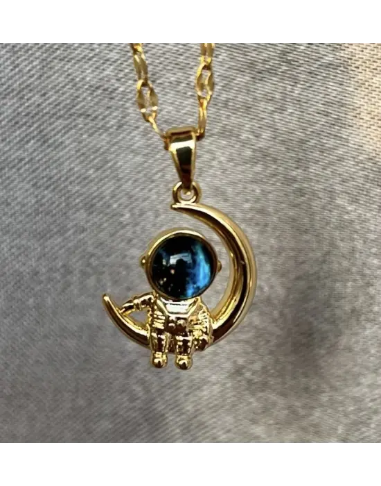 Astronot ve Ay Figürlü Altın Renk Kolye - Uzay Temalı Tasarım