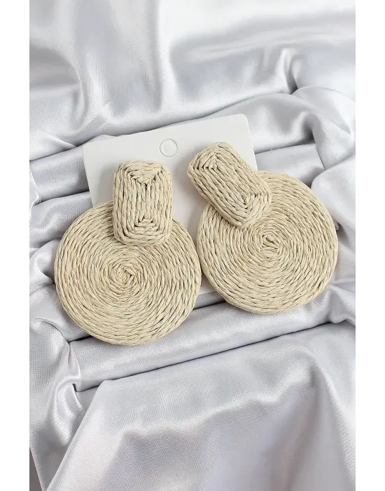 Bej Daire Figürlü Hasır Örgü Model Gold Renk Kadın Küpe