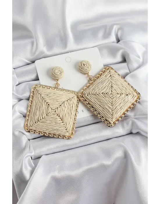 Bej Kare Figürlü Hasır Örgü Model Gold Renk Kadın Küpe