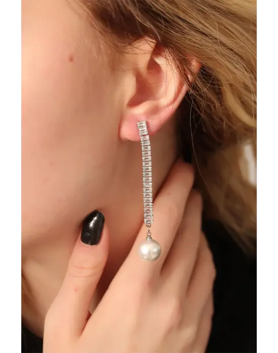 Çelik Gümüş Renk İnci ve Baget Taşlı Su Yolu Tasarımlı Sallantılı Küpe