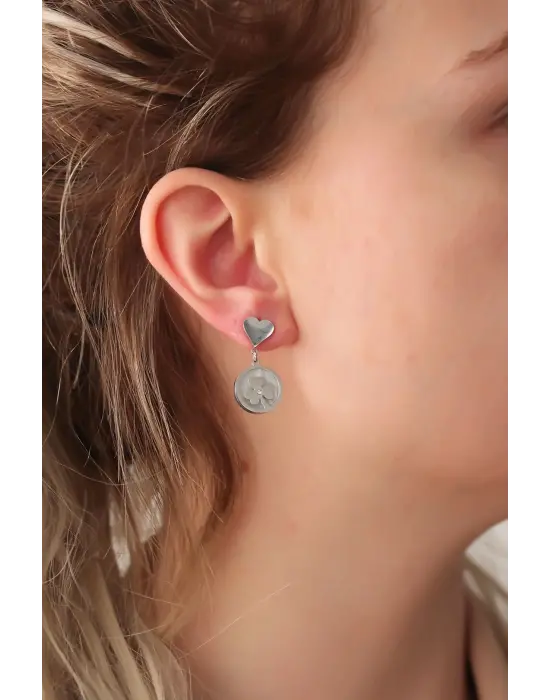 Çelik Gümüş Renk Zirkon Taş Detay Kalpli Yonca Küpe