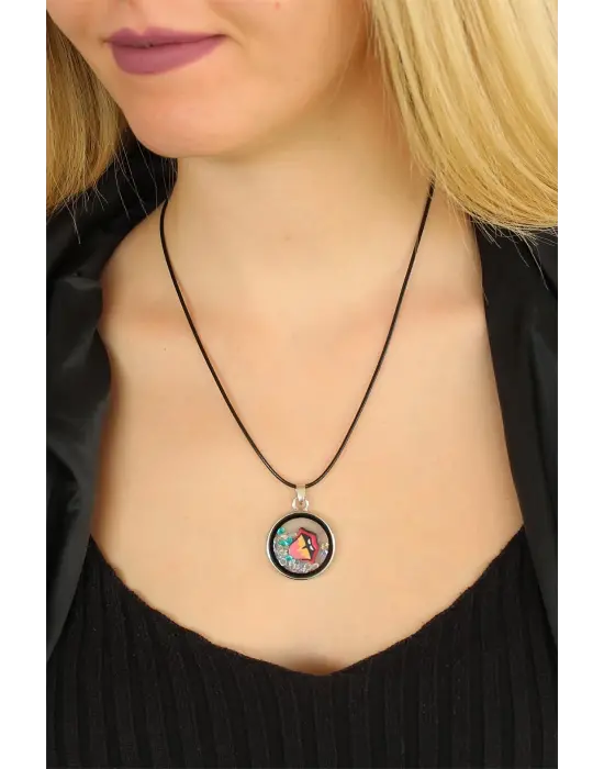 Dudak Figürlü Deri İpli Bayan Kolye