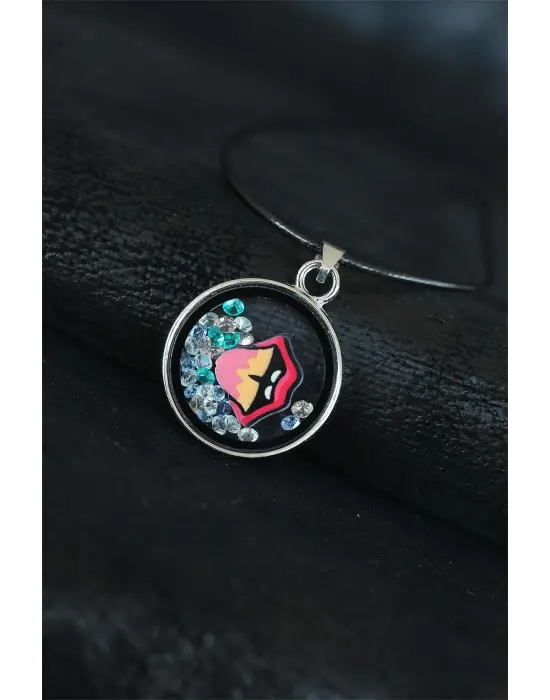 Dudak Figürlü Deri İpli Bayan Kolye