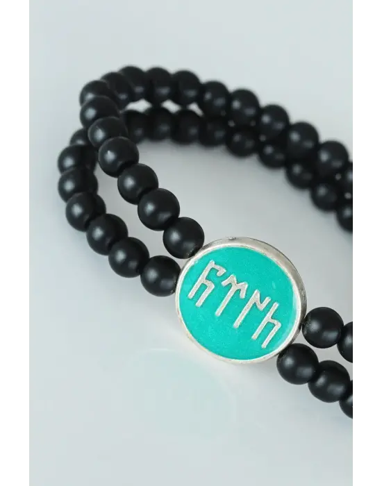 Eski Türkçe Göktürkçe Yazı Figürlü Yeşil Metal Aksesuarlı Çift Sıra Oniks Doğal Taş Erkek Bileklik