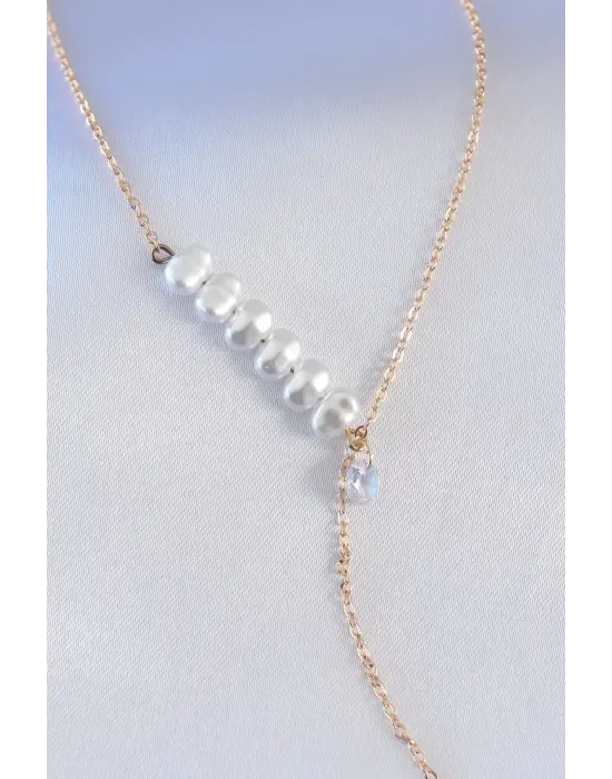 Gold Renk Çiçek Figür İnci Boncuklu Zirkon Taş Detay Sallantı Model Kadın Kolye