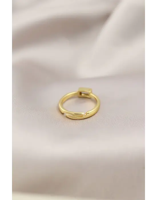 Gold Renk Metal Şeffaf Taşlı Kadın Yüzük