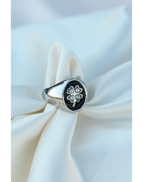 Gümüş Metal Ayarlamalı Siyah Mineli Taşlı Yonca Yüzük