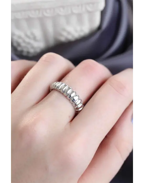 Gümüş Renk Ayarlamalı Burgu Kadın Yüzük