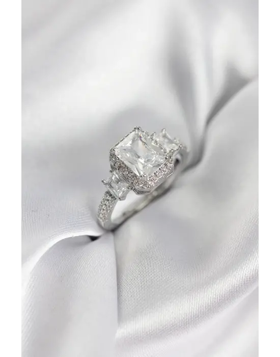 Gümüş Renk Kare Baget Zirkon Taşlı Tek Taş Model Kadın Yüzük