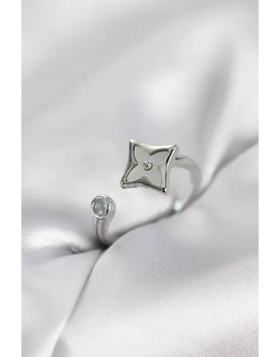 Gümüş Renk Köşeli Yonca Model Zirkon Taşlı Kadın Yüzük