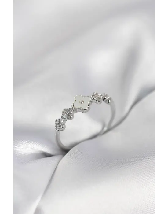 Gümüş Renk Minimal Yonca ve Zirkon Taşlı Kadın Yüzük