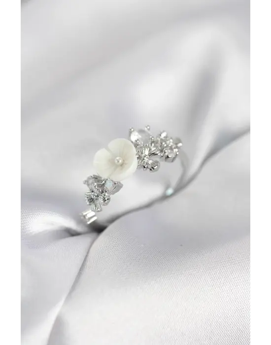 Gümüş Renk Pirinç Çiçek Model Zirkon Taşlı Kadın Yüzük