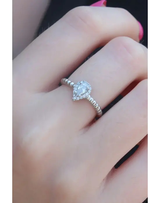 Gümüş Renk Zirkon Taşlı Damla Model Kadın Yüzük