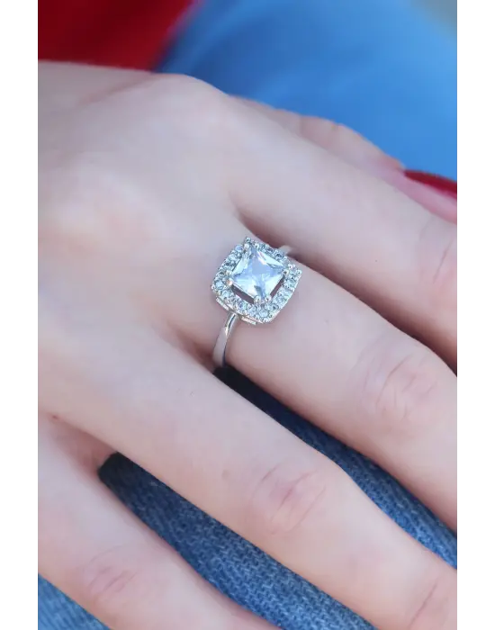 Gümüş Renk Zirkon Taşlı Kadın Yüzük