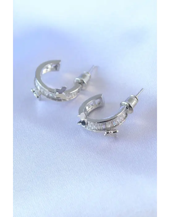 Gümüş Renk Zirkon Taşlı Kelebek Detay Yarım Halka Model Pirinç Kadın Küpe