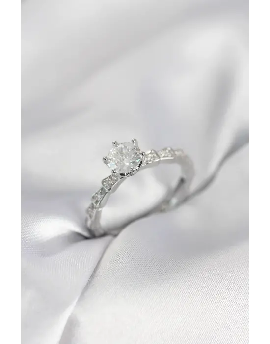 Gümüş Renk Zirkon Taşlı Tek Taş Model Kadın Yüzük