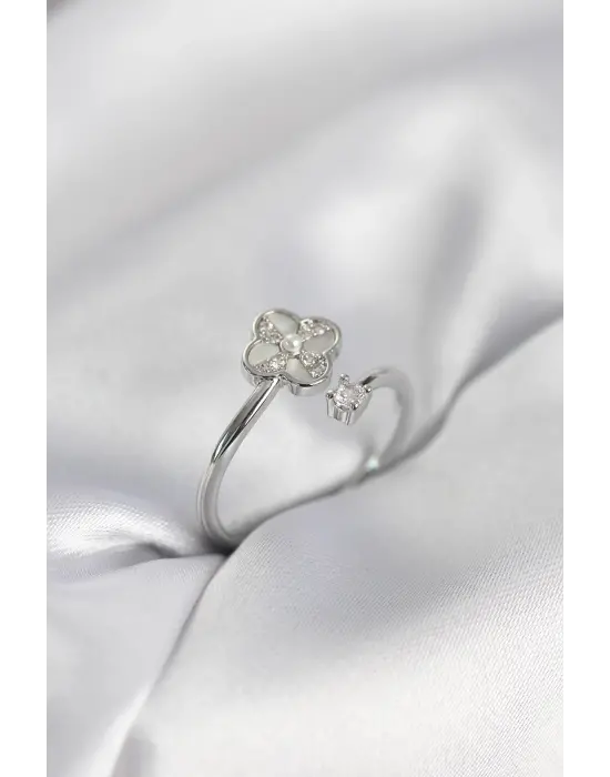 Gümüş Renk Zirkon Taşlı Yonca Model Kadın Yüzük