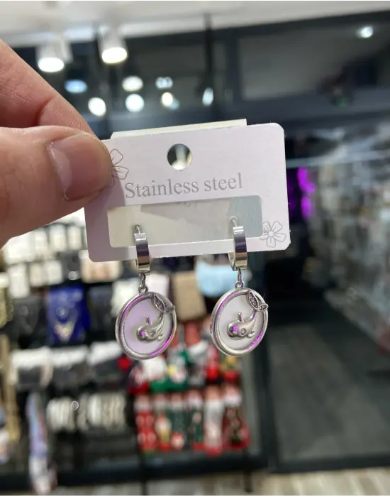 Halka Model Yuvarlak Sallantılı Yunus Balığı Küpe Beyaz