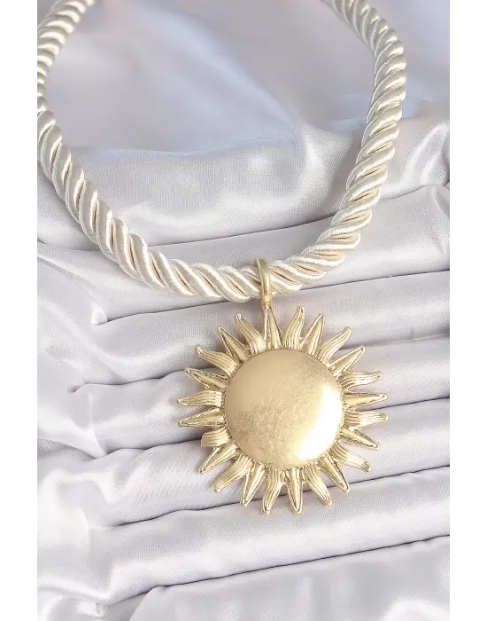 Kırık Beyaz Halat Model Gold Renk Güneş Figürlü Pirinç Kolye