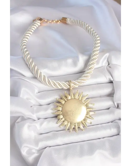 Kırık Beyaz Halat Model Gold Renk Güneş Figürlü Pirinç Kolye
