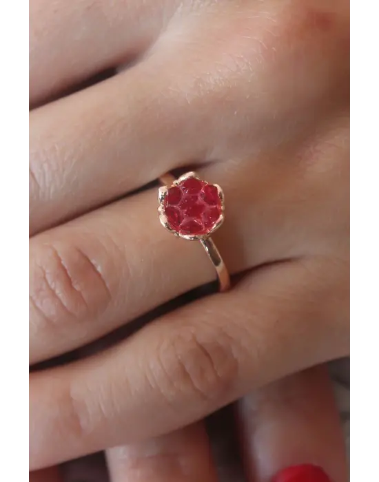 Kırmızı Lotus Çiçek Figür Altın Çelik Yüzük