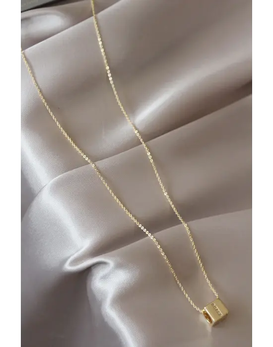 Küp Model Gold Renk Zirkon Taşlı İ Harfli Kolye
