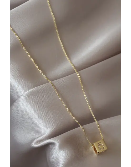 Küp Model Gold Renk Zirkon Taşlı Ö Harfli Kolye