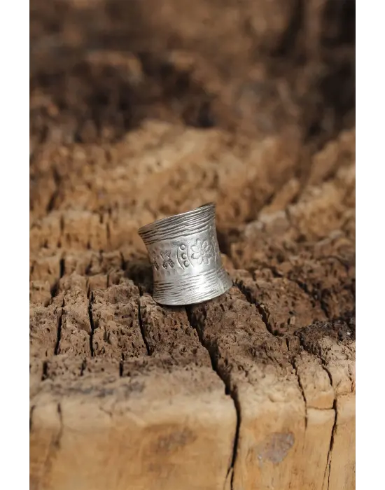 Otantik Çiçek Motifli Ayarlamalı Kadın Yüzük