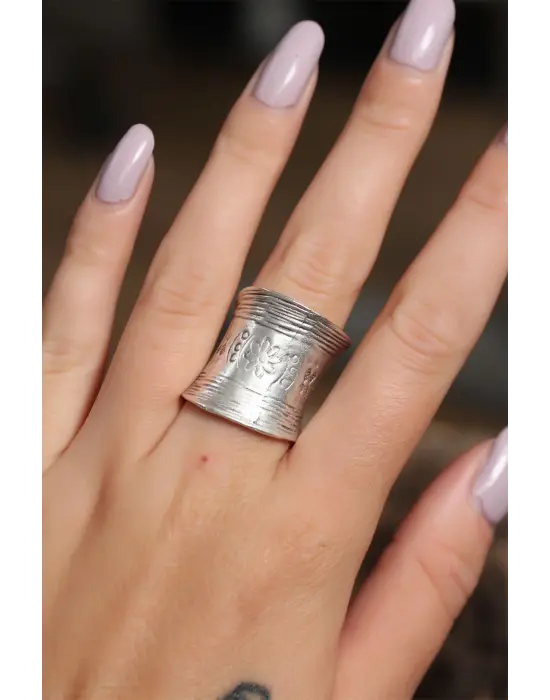 Otantik Çiçek Motifli Ayarlamalı Kadın Yüzük