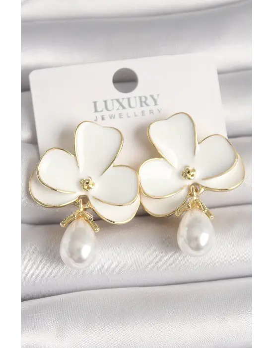 Pirinç Gold Renk Beyaz Çiçek Model Damla İnci Detay Kadın Küpe