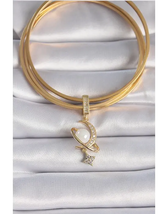 Pirinç Gold Renk Zirkon Taş Detaylı Hilal Model Sallantı İncili Ajda Charm