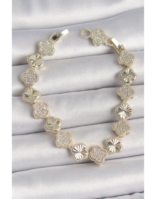 Pirinç Gold Renk Zirkon Taşlı İşlemeli Yonca Model VIP Seri Exculusive Kadın Bileklik