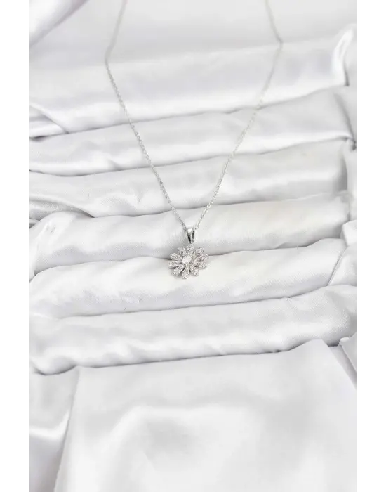 Çelik Gümüş Renk Çiçek Model Kadın Kolye