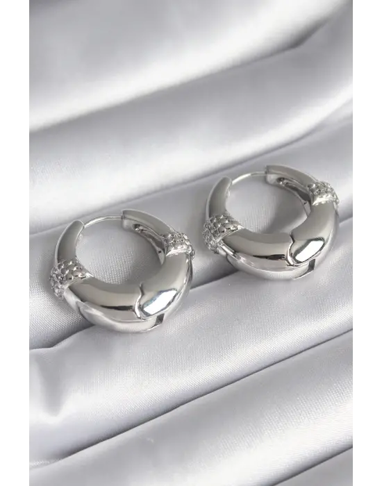  Gümüş Halka Model İşlemeli Detay Çelik Küpe