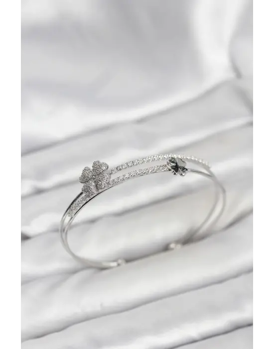 Çelik Gümüş Renk Yonca Model Kadın Bileklik