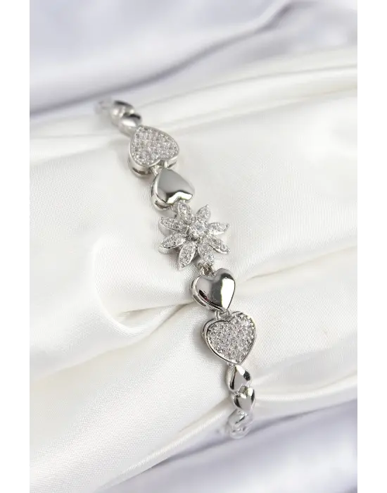 Pirinç Zirkon Taşlı Kalp Detaylı Çiçek Model Gümüş Renk Kadın Bileklik