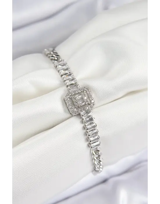 Pirinç Zirkon Taşlı Su Yolu Detaylı Baget Model Gümüş Renk Kadın Bileklik