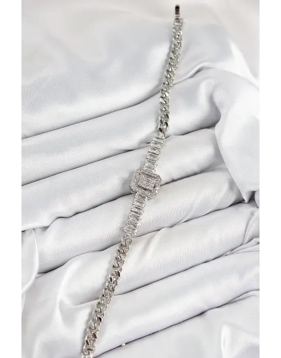 Pirinç Zirkon Taşlı Su Yolu Detaylı Baget Model Gümüş Renk Kadın Bileklik