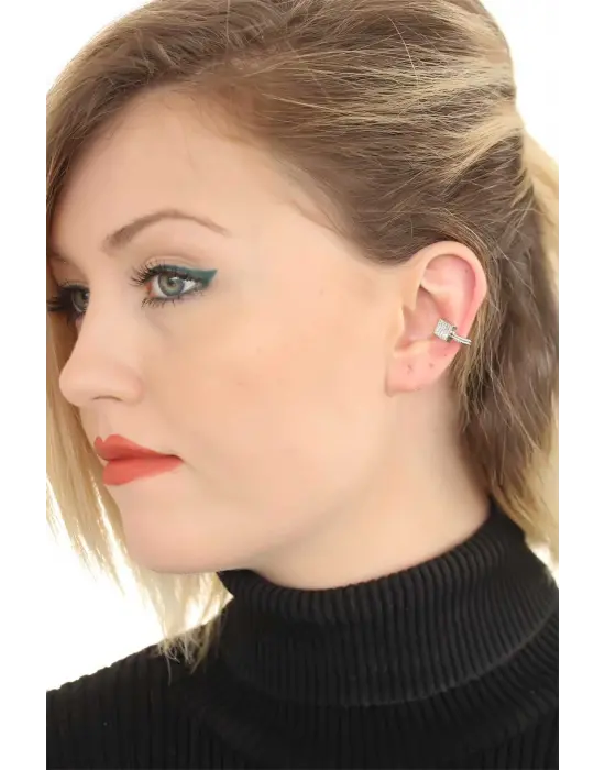 Taşlı Silver Renk Metal Geçirmeli Kıkırdak Küpe