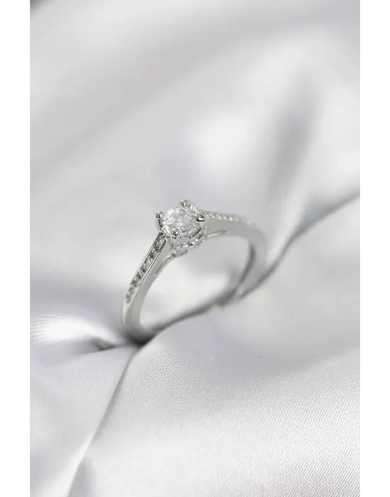 Tek Taş Gümüş Renk Zirkon Taşlı Model Kadın Yüzük