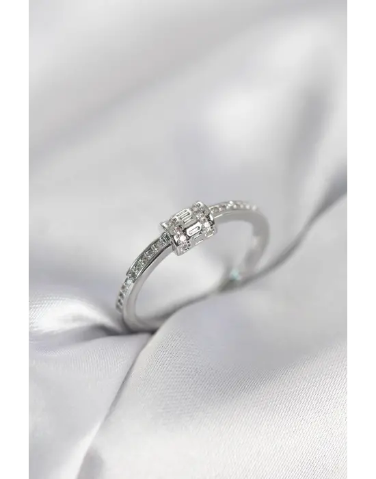 Zirkon Taşlı Gümüş Renk Pirinç Kadın Yüzük