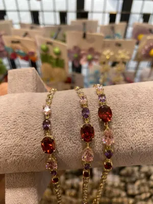 Kırmızı ve Mor Taşlı Altın Renk Oval Su Yolu Bileklik