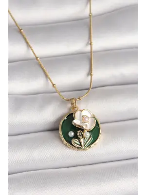 316L Çelik Gold Renk Beyaz Çiçek İşlemeli İnci Detaylı Yeşil Portre Model Kadın Kolye