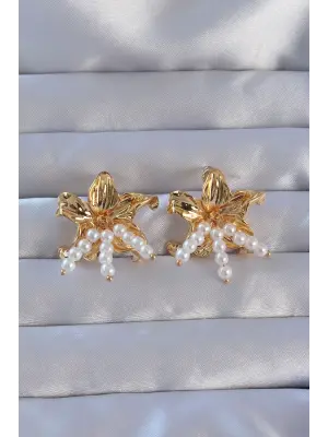   Altın İnci Aksesuarlı Çiçek Model Küpe