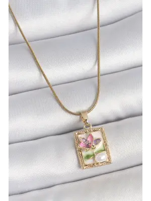 316L Çelik Gold Renk Zincir Beyaz Mineli Çiçek İşlemeli İnci Detay Portre Model Kadın Kolye