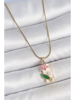 316L Çelik Gold Renk Zincir Beyaz Mineli Pembe Çiçek İşlemeli İnci Detay Dikdörtgen Portre Model Kadın Kolye