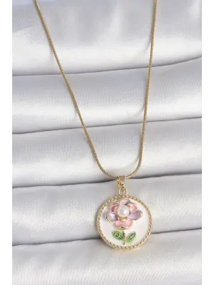 316L Çelik Gold Renk Zincir Beyaz Renkli Çiçek İşlemeli İnci Detay Portre Model Kadın Kolye