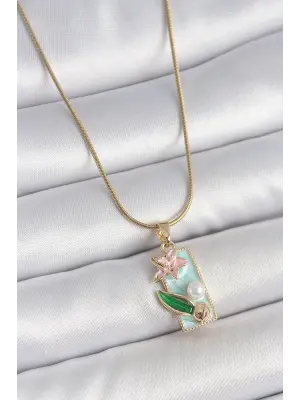 316L Çelik Gold Renk Zincir Mavi Mineli Pembe Çiçek İşlemeli İnci Detay Dikdörtgen Portre Model Kadın Kolye