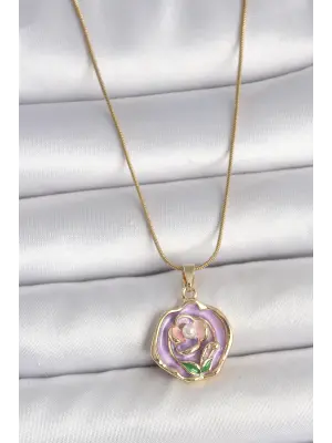 316L Çelik Gold Renk Zincir Mor Renkli Çiçek İşlemeli İnci Detay Portre Model Kadın Kolye